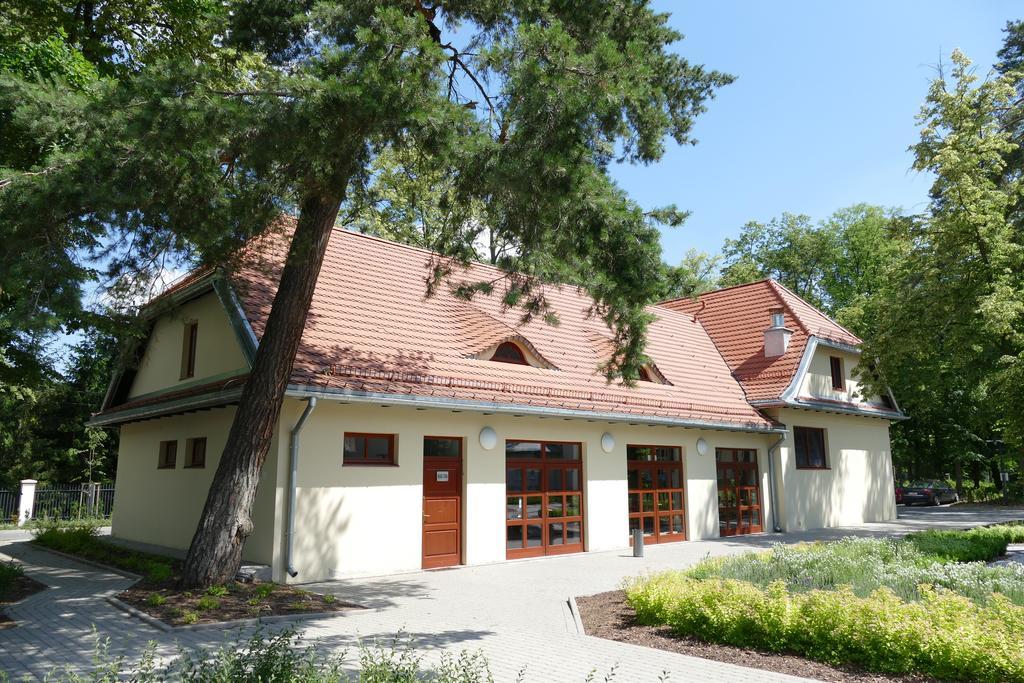 Ckm Centrum Konferencyjne Mazowsze Otrębusy Exteriör bild